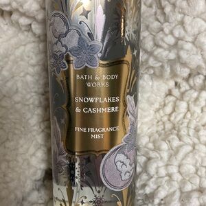Bath & Body Works Snowflakes & Cashmere Fragrance - Gold & Cream
